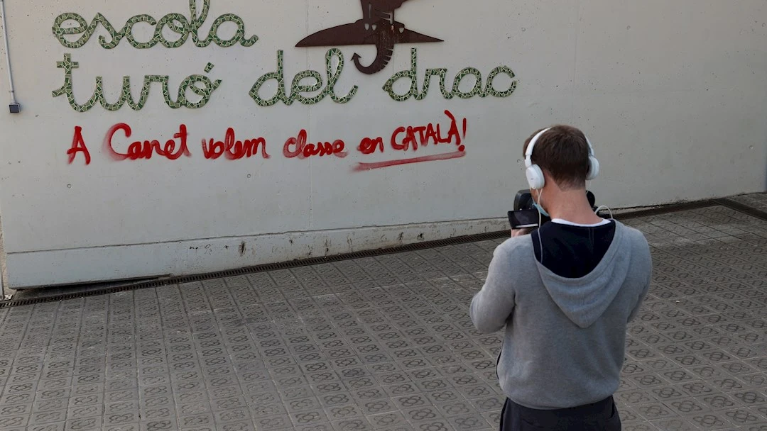 n operador de TV toma imágenes en la escuela Turó del Drac de Canet de Mar (Barcelona) n operador de TV toma imágenes en la escuela Turó del Drac de Canet de Mar (Barcelona)