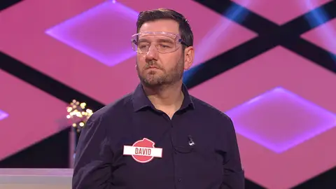 ¡Qué peligro! Un concursante, a punto de dejarse los dedos al cortar los cables en ‘¡Boom!’ ¡Qué peligro! Un concursante, a punto de dejarse los dedos al cortar los cables en ‘¡Boom!’