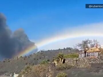 Así es el arco iris que se ha formado sobre el volcán de La Palma