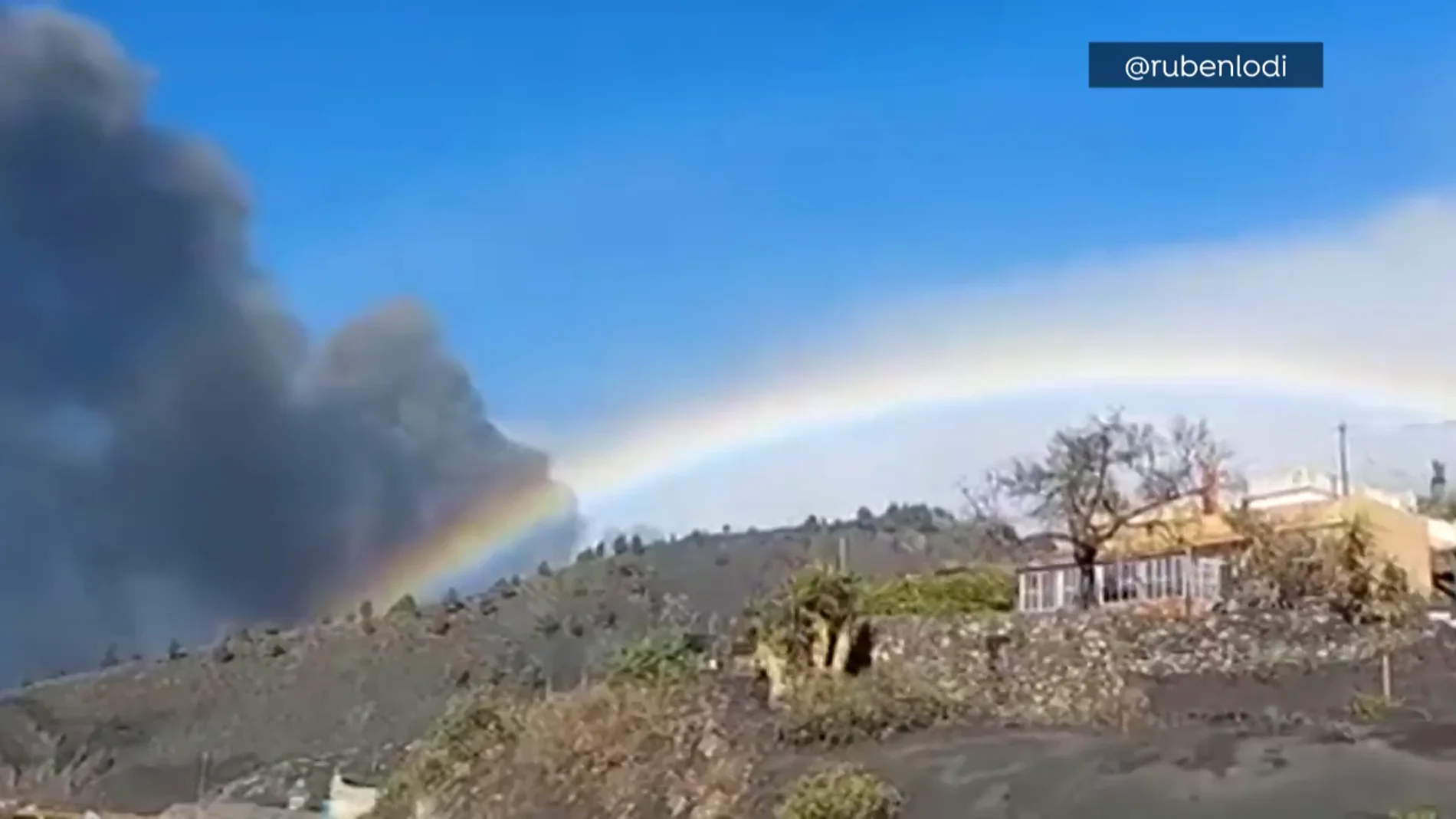 Así es el arco iris que se ha formado sobre el volcán de La Palma