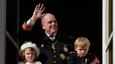 El principe Alberto II con su hijos el Día Nacional de Mónaco El principe Alberto II con su hijos el Día Nacional de Mónaco