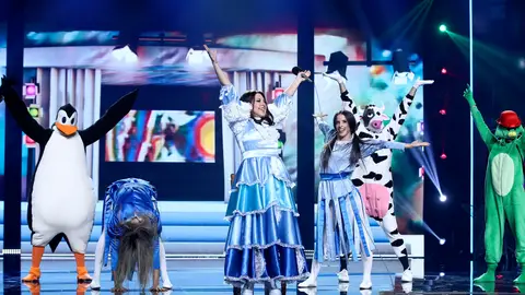 Loles León dirige al público con ‘Me pongo de pie’ de Teresa Rabal Loles León dirige al público con ‘Me pongo de pie’ de Teresa Rabal