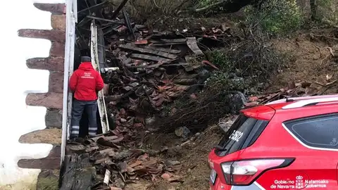 Muere una persona en Navarra tras desprenderse el cobertizo de un caserío por la lluvia Muere una persona en Navarra tras desprenderse el cobertizo de un caserío por la lluvia