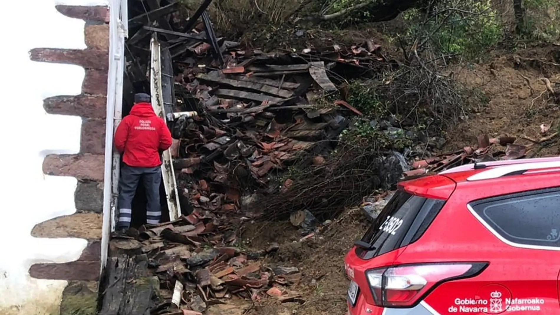Muere una persona en Navarra tras desprenderse el cobertizo de un caserío por la lluvia