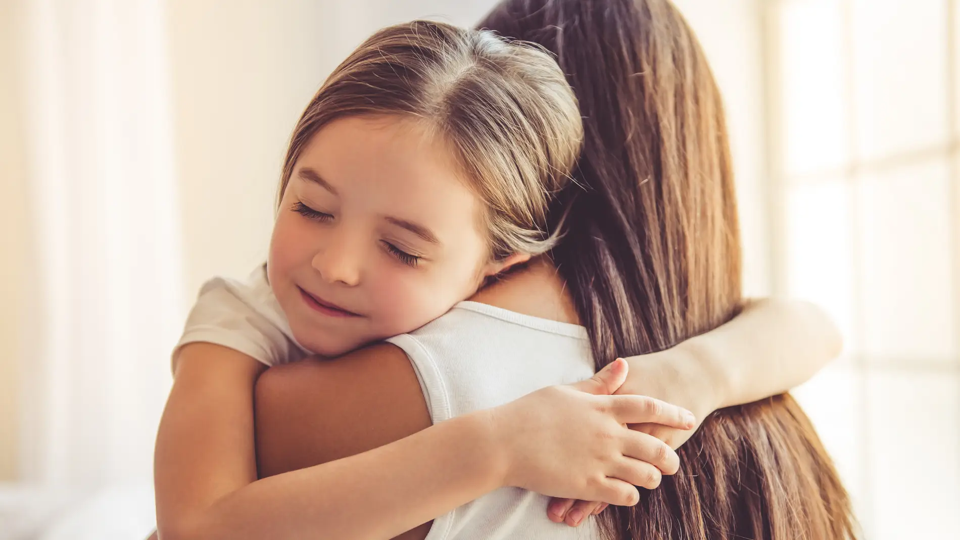 Niña agradecida con la madre.