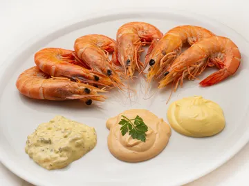 Rico, rico y con condimento: langostinos cocidos con tres salsas Rico, rico y con condimento: langostinos cocidos con tres salsas
