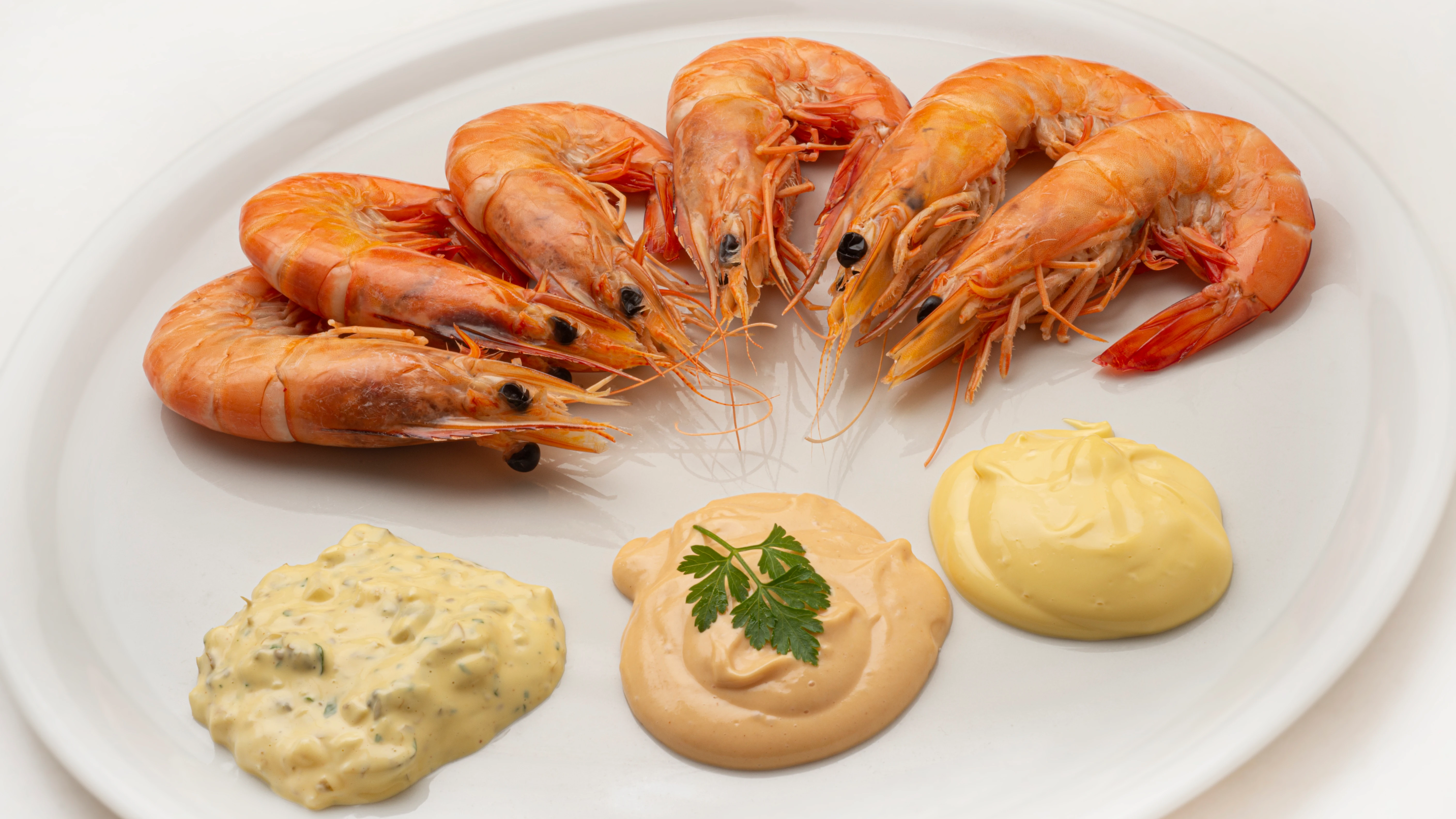 Rico, rico y con condimento: langostinos cocidos con tres salsas