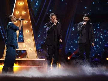 Alejandro Sanz canta ‘Se le apagó la luz’ con Karina y Julio en la Semifinal de ‘La Voz’ Alejandro Sanz canta ‘Se le apagó la luz’ con Karina y Julio en la Semifinal de ‘La Voz’