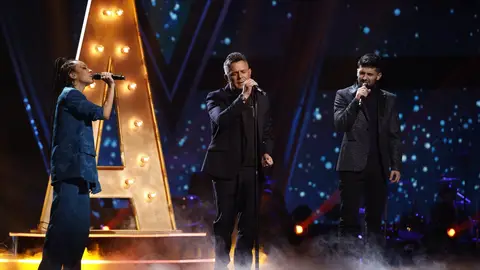 Alejandro Sanz canta ‘Se le apagó la luz’ con Karina y Julio en la Semifinal de ‘La Voz’ Alejandro Sanz canta ‘Se le apagó la luz’ con Karina y Julio en la Semifinal de ‘La Voz’