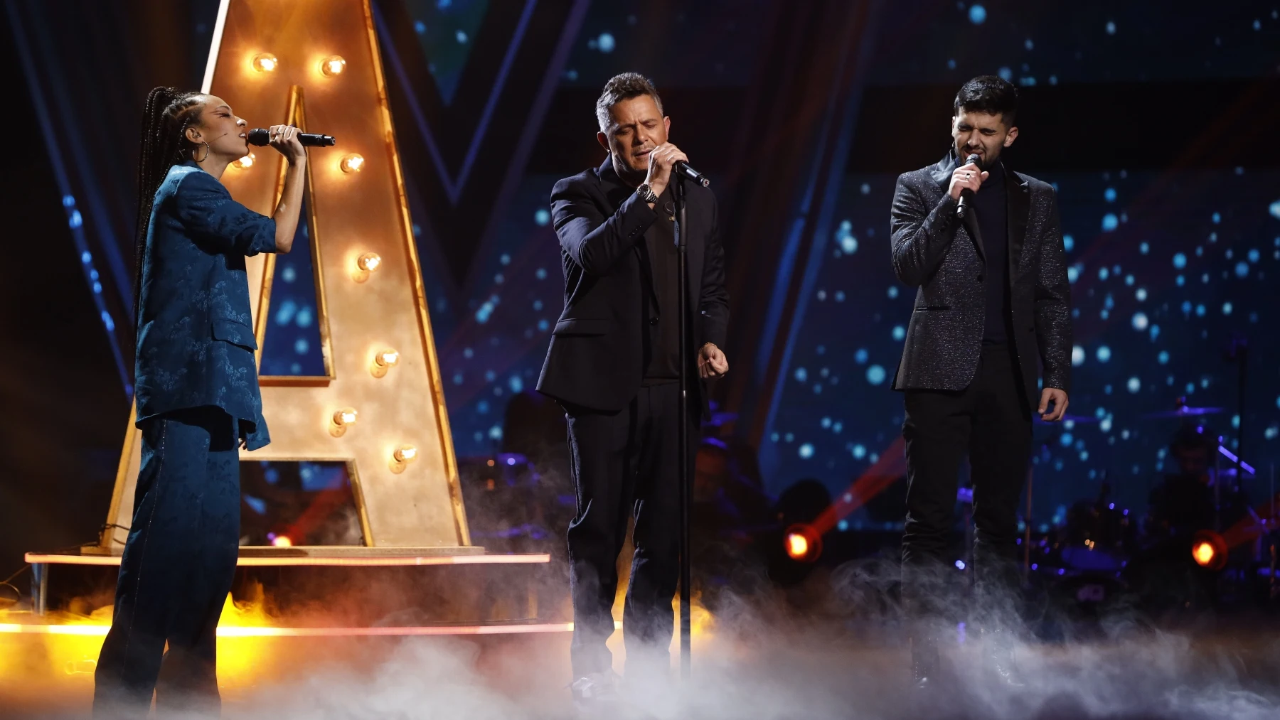 Alejandro Sanz canta ‘Se le apagó la luz’ con Karina y Julio en la Semifinal de ‘La Voz’ Alejandro Sanz canta ‘Se le apagó la luz’ con Karina y Julio en la Semifinal de ‘La Voz’