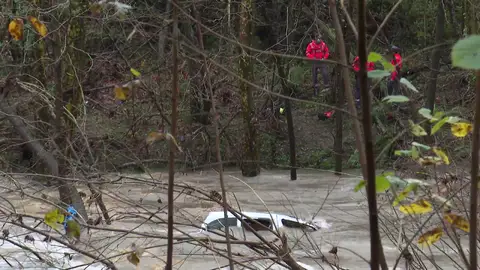 Localizan sin vida el cuerpo de un hombre dentro de su coche en el río Lesaka Localizan sin vida el cuerpo de un hombre dentro de su coche en el río Lesaka