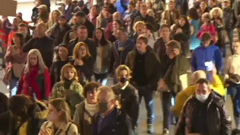 Grupos de negacionistas se manifiestan en Madrid, Valencia y Barcelona contra el pasaporte covid Grupos de negacionistas se manifiestan en Madrid, Valencia y Barcelona contra el pasaporte covid