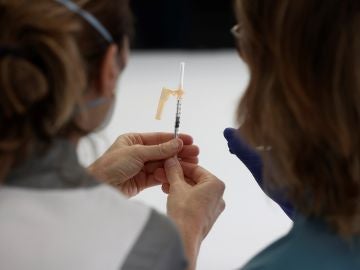 Un estudio apunta que los anticuerpos son mayores en personas que recibieron la vacuna contra el Covid-19 por la tarde