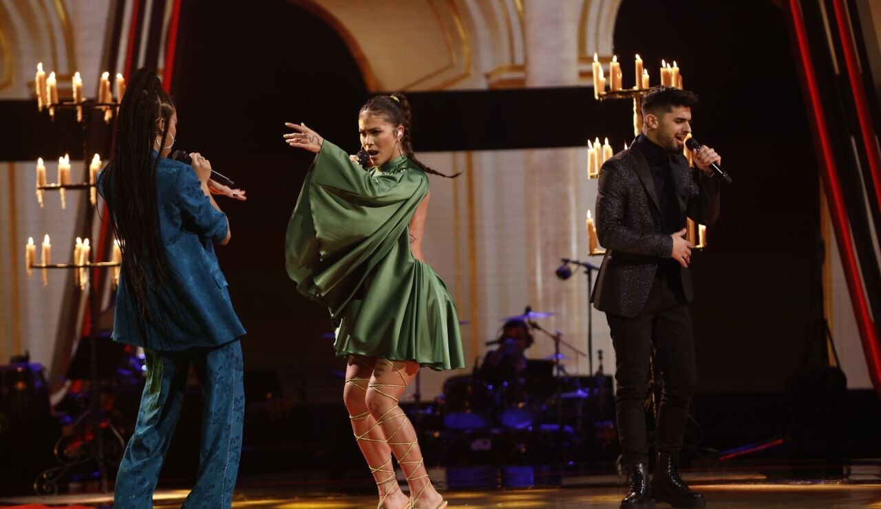 Greeicy canta ‘Lejos conmigo’ con Karina y Julio en la Semifinal de ‘La Voz’