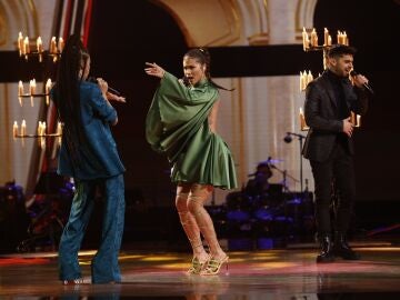 Greeicy canta ‘Lejos conmigo’ con Karina y Julio en la Semifinal de ‘La Voz’