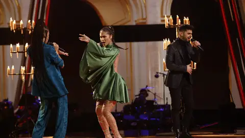 Greeicy canta ‘Lejos conmigo’ con Karina y Julio en la Semifinal de ‘La Voz’ Greeicy canta ‘Lejos conmigo’ con Karina y Julio en la Semifinal de ‘La Voz’