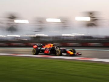 Verstappen vuela en Abu Dhabi y saldrá 1º por delante de Hamilton en la carrera que definirá el Mundial