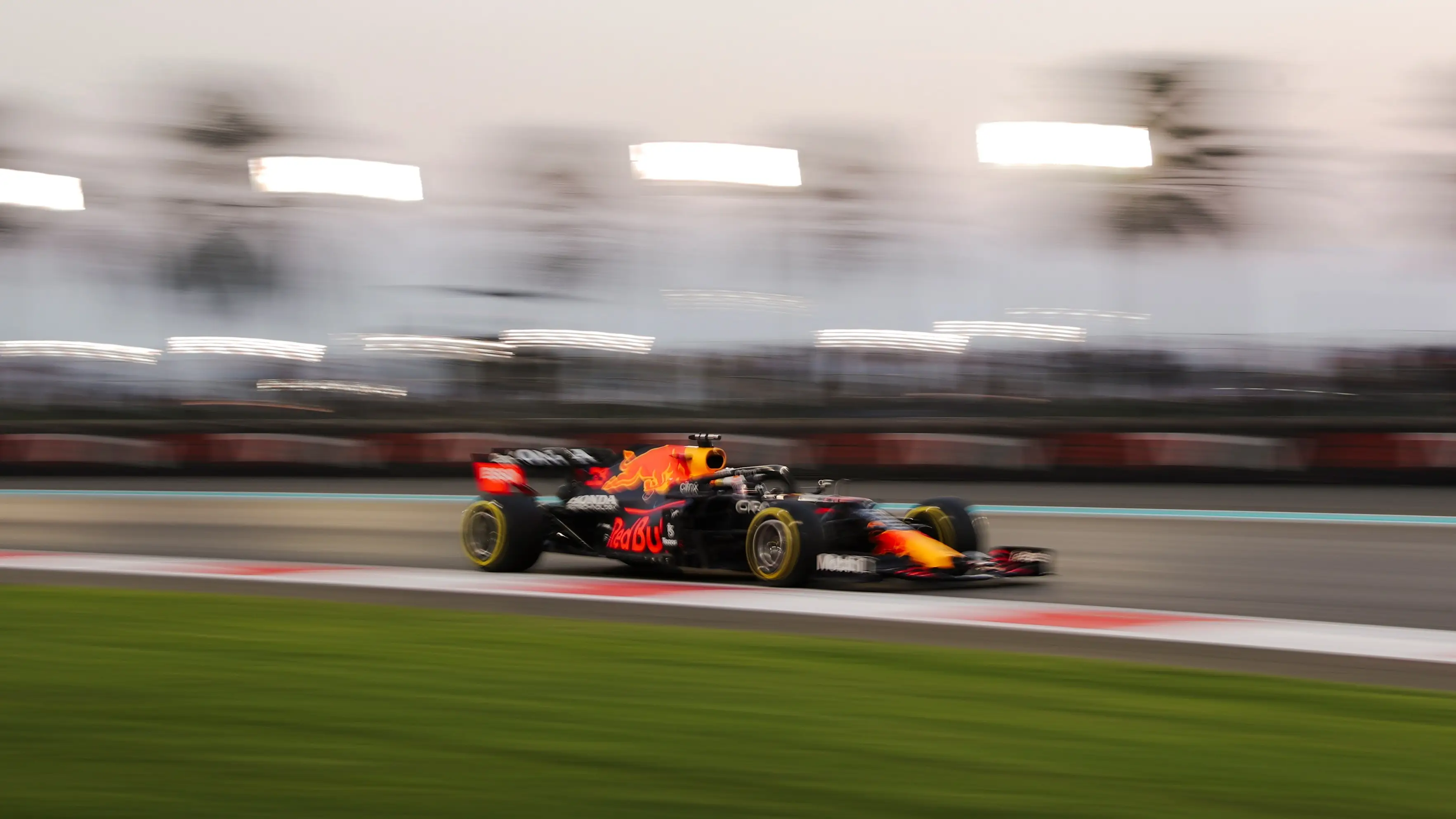 Verstappen vuela en Abu Dhabi y saldrá 1º por delante de Hamilton en la carrera que definirá el Mundial Verstappen vuela en Abu Dhabi y saldrá 1º por delante de Hamilton en la carrera que definirá el Mundial