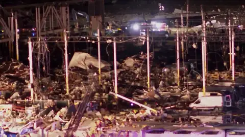 Las imágenes del derrumbe de un almacén de Amazon a causa de un derrumbe en Illinois Las imágenes del derrumbe de un almacén de Amazon a causa de un derrumbe en Illinois