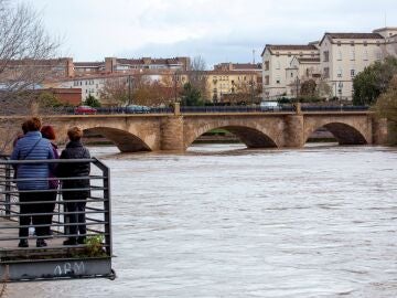 Se desborda el río Ebro a su paso por Tudela a causa del temporal 