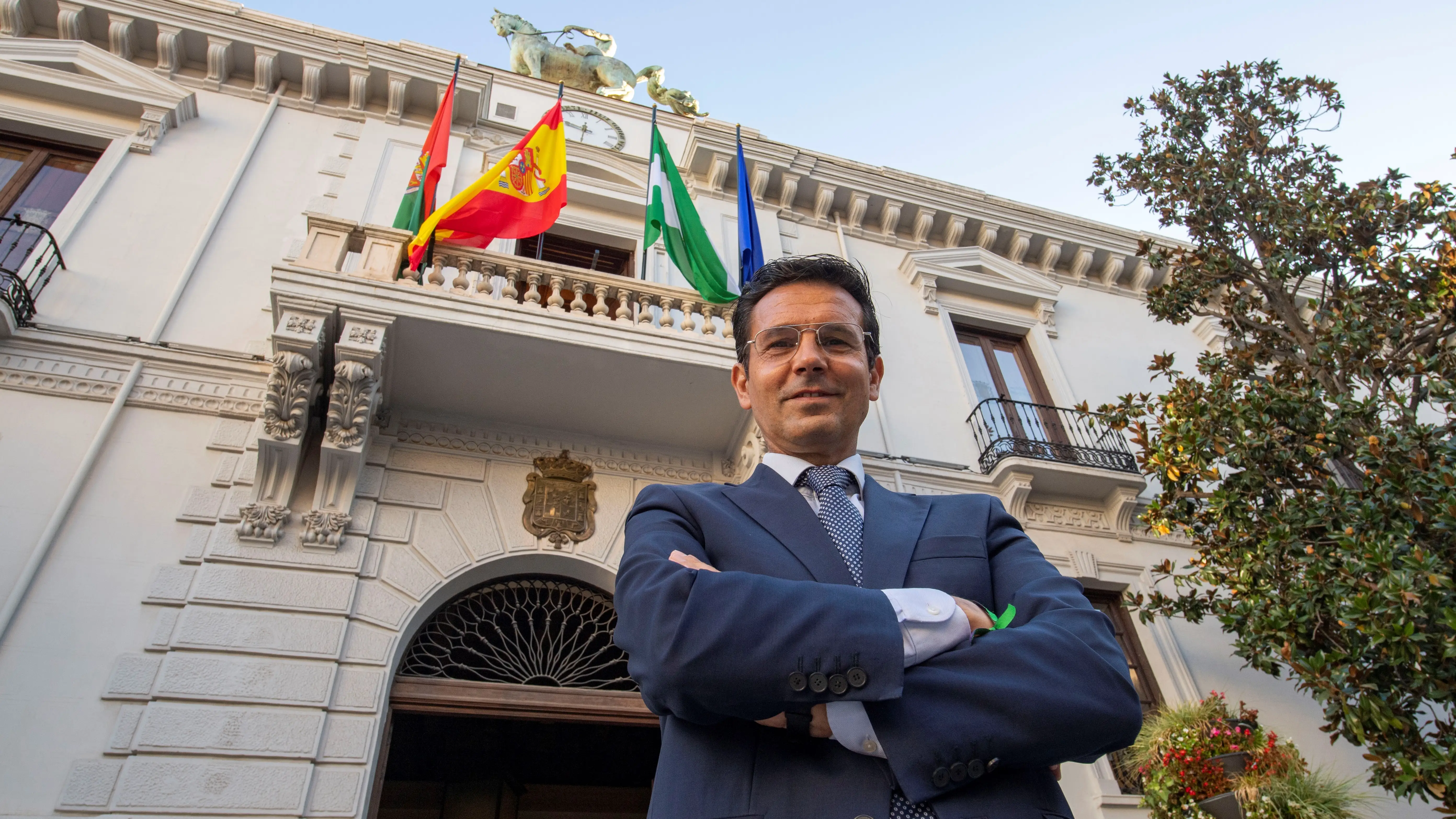 Decenas de personas protestan y piden la dimisi&oacute;n del alcalde de Granada por poner luces de Navidad "sat&aacute;nicas"