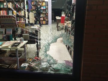 Destrozan el escaparate de una librería feminista en Madrid