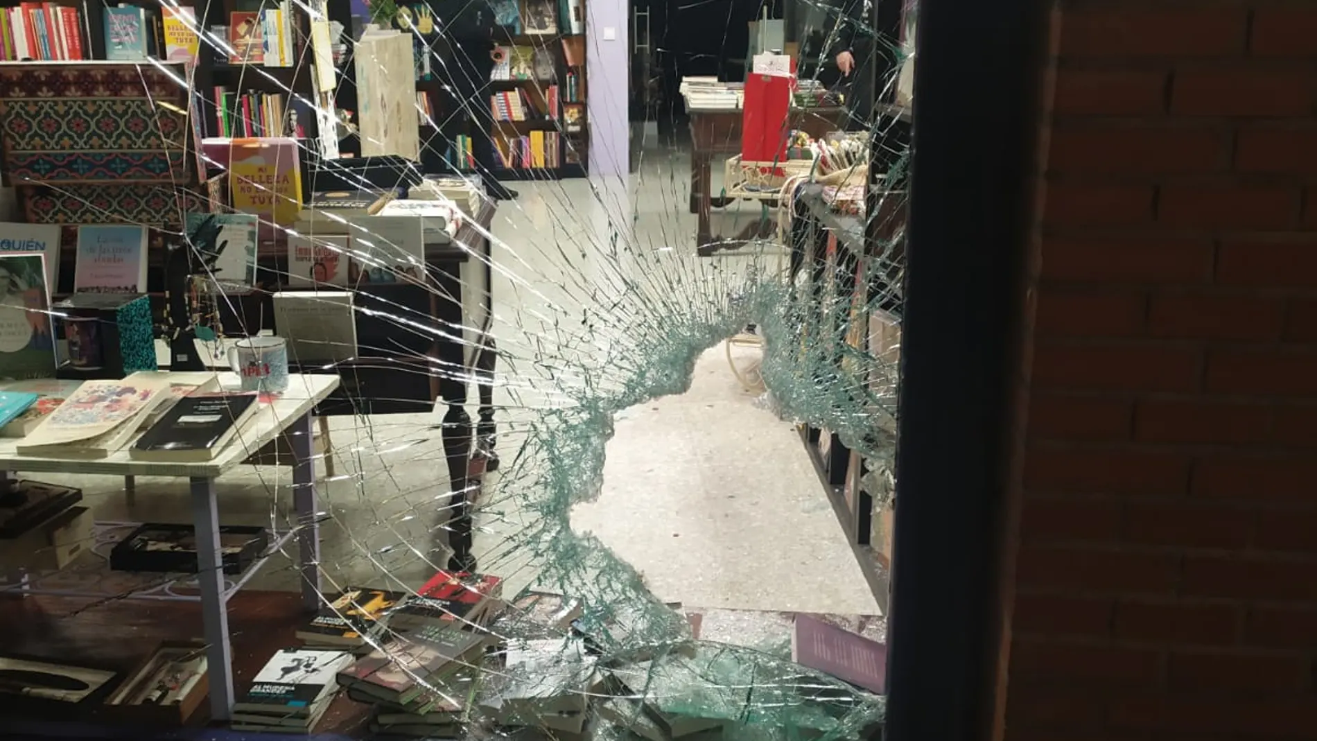 Destrozan el escaparate de una librería feminista en Madrid