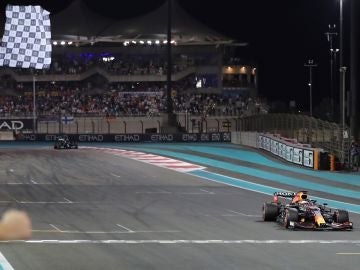 Así ha sido el adelantamiento de Verstappen a Hamilton en la última vuelta que ya es historia