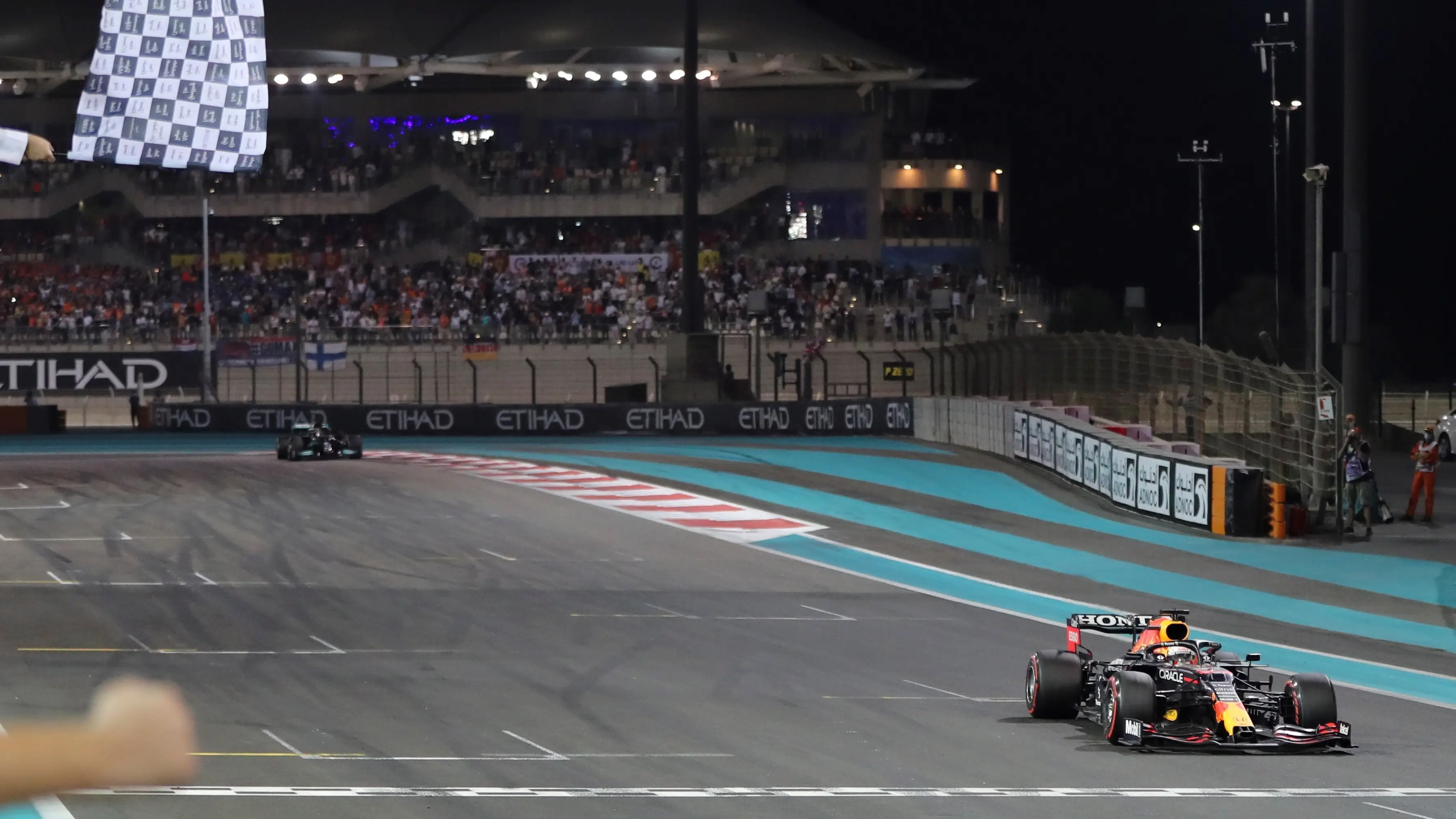 Así ha sido el adelantamiento de Verstappen a Hamilton en la última vuelta que ya es historia Así ha sido el adelantamiento de Verstappen a Hamilton en la última vuelta que ya es historia