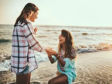 Una chica le pide matrimonio a su novia. Una chica le pide matrimonio a su novia.