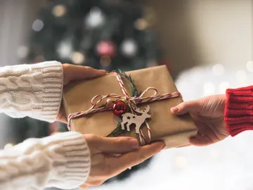 Entregar un regalo en Navidad. Entregar un regalo en Navidad.
