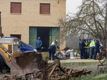 Agentes de la Policía Nacional efectúan un registro en una propiedad de Ángel Ruiz, sospechoso del asesinato a puñaladas de un matrimonio y de su hijo menor ocurrido en Burgos en 2004, este martes, en la localidad burgalesa de La Parte de la Bureba Agentes de la Policía Nacional efectúan un registro en una propiedad de Ángel Ruiz, sospechoso del asesinato a puñaladas de un matrimonio y de su hijo menor ocurrido en Burgos en 2004, este martes, en la localidad burgalesa de La Parte de la Bureba