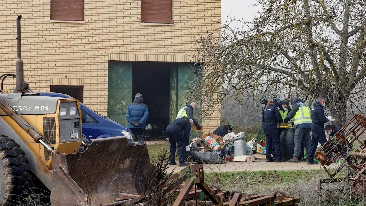 Agentes de la Policía Nacional efectúan un registro en una propiedad de Ángel Ruiz, sospechoso del asesinato a puñaladas de un matrimonio y de su hijo menor ocurrido en Burgos en 2004, este martes, en la localidad burgalesa de La Parte de la Bureba Agentes de la Policía Nacional efectúan un registro en una propiedad de Ángel Ruiz, sospechoso del asesinato a puñaladas de un matrimonio y de su hijo menor ocurrido en Burgos en 2004, este martes, en la localidad burgalesa de La Parte de la Bureba