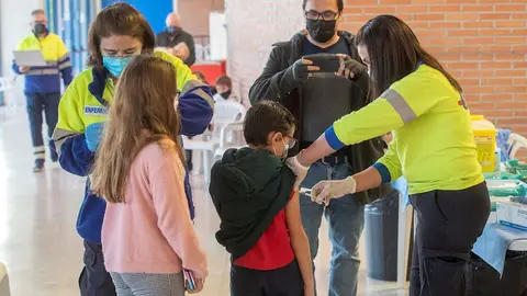 Dos menores reciben la vacuna contra el coronavirus Dos menores reciben la vacuna contra el coronavirus