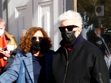 Pedro Almodóvar en la capilla ardiente de Verónica Forqué Pedro Almodóvar en la capilla ardiente de Verónica Forqué