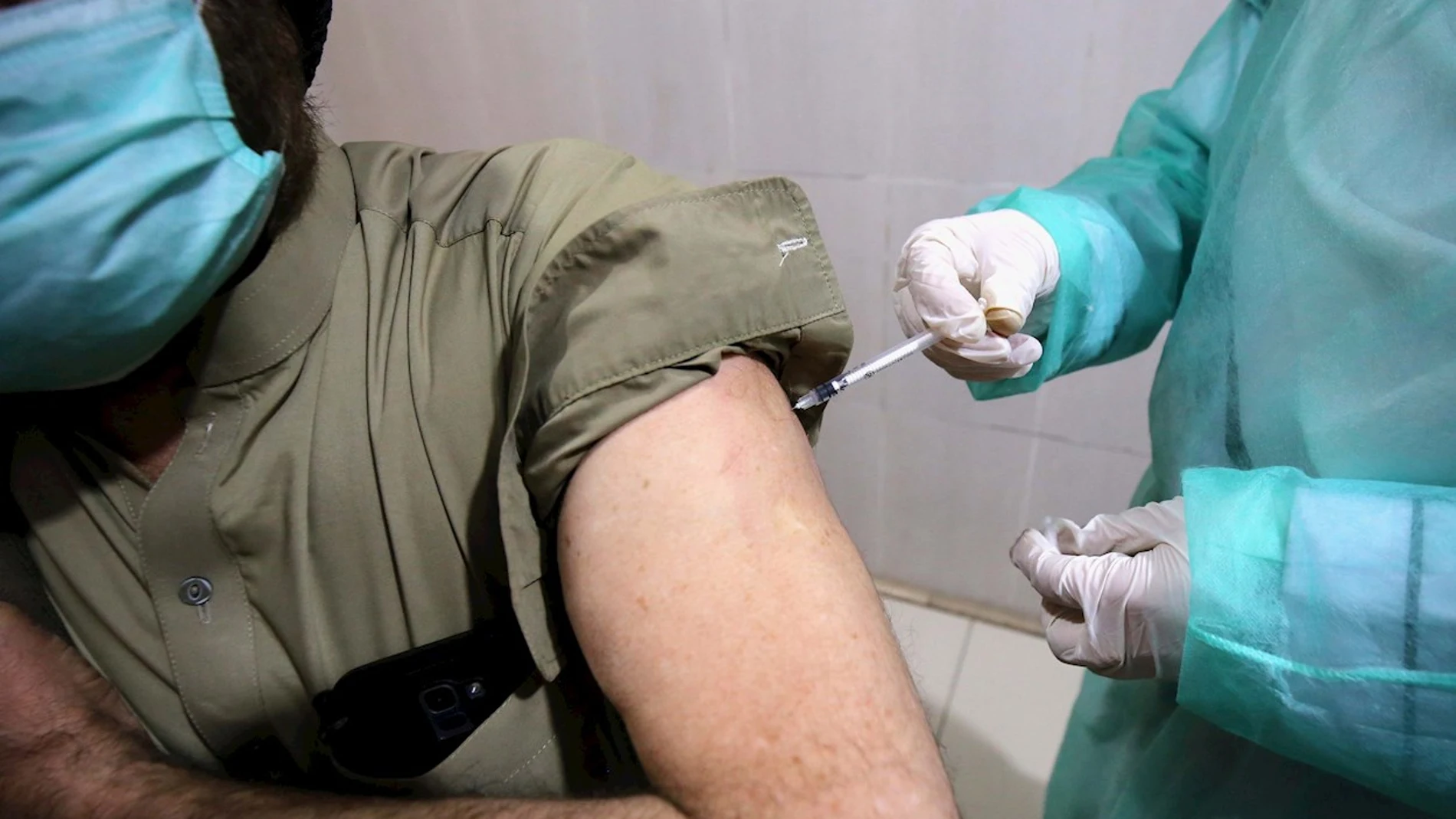 Un hombre recibe la vacuna contra la Covid