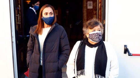 María Barranco y Cristina Almeida en la capilla ardiente de Verónica Forqué