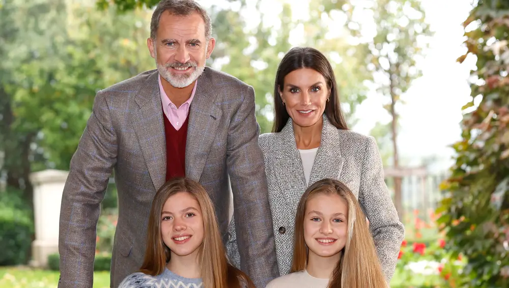 Los reyes Felipe y Letizia y sus hijas felicitan la Navidad con una foto familiar
