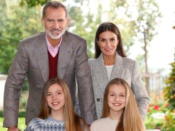 Los reyes Felipe y Letizia y sus hijas felicitan la Navidad con una foto familiar