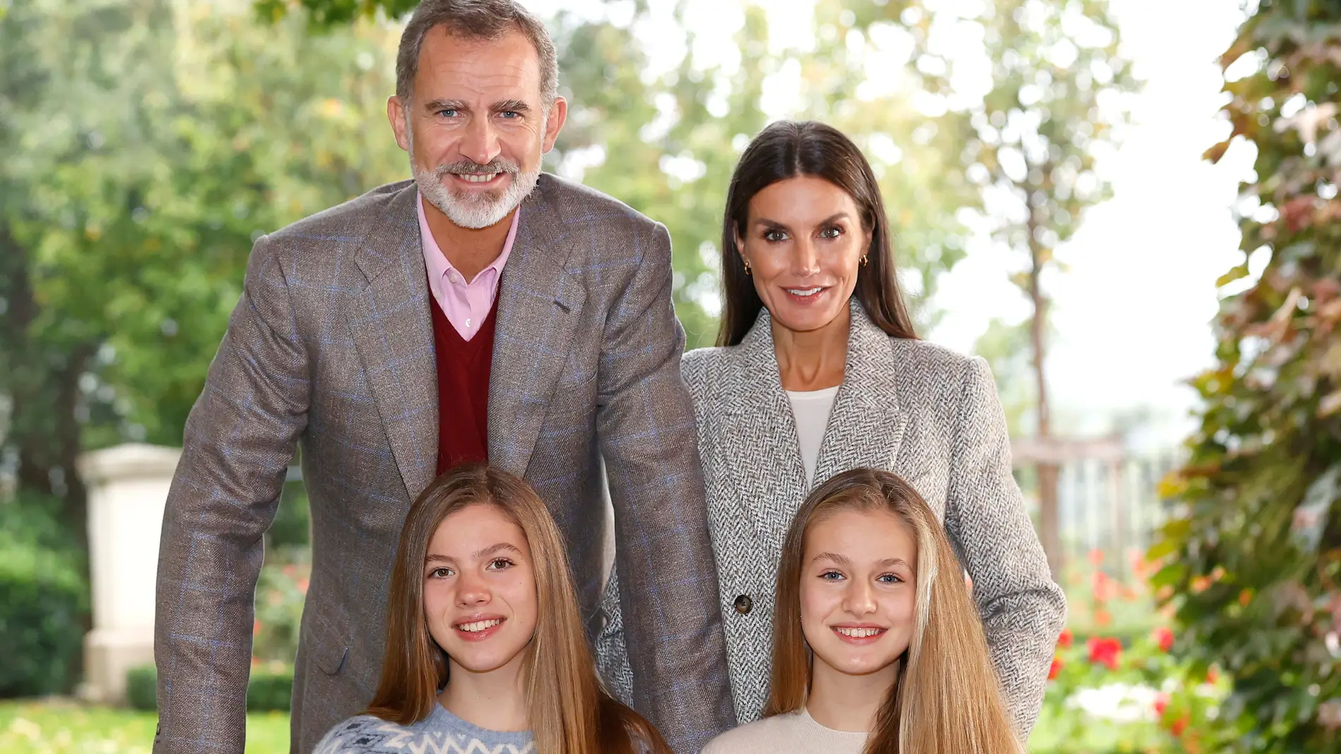 Los reyes Felipe y Letizia y sus hijas felicitan la Navidad con una foto familiar