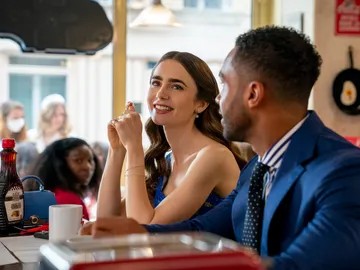 Lily Collins en la temporada 2 de 'Emily en París' Lily Collins en la temporada 2 de 'Emily en París'