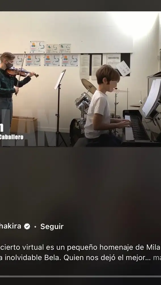 Milán, hijo de Shakira y Piqué, tocando el piano