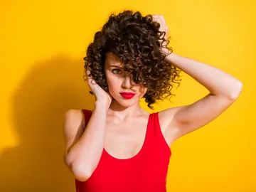 Chica con una melena rizada sana y fuerte Chica con una melena rizada sana y fuerte