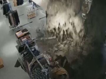 Cae el techo de una tienda en Dos Hemanas