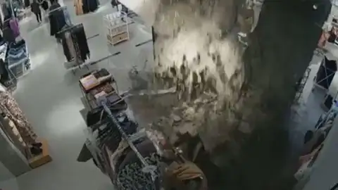 Cae el techo de una tienda en Dos Hemanas Cae el techo de una tienda en Dos Hemanas