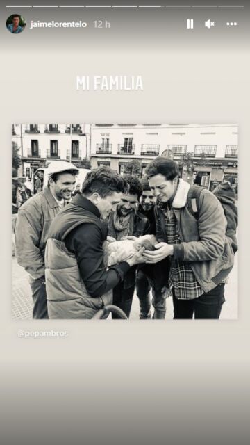 Jaime Lorente junto a su hija y sus amigos