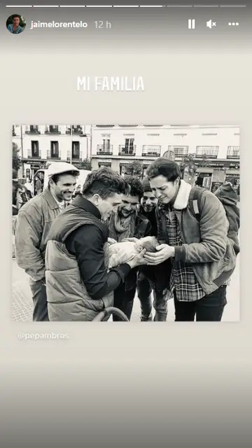 Jaime Lorente junto a su hija y sus amigos Jaime Lorente junto a su hija y sus amigos