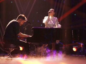 Pablo López y Karina Pasian cantan ‘La niña de la linterna’ en la Gran Final de ‘La Voz’ 