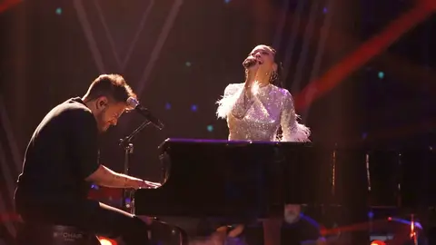 Pablo López y Karina Pasian cantan ‘La niña de la linterna’ en la Gran Final de ‘La Voz’ Pablo López y Karina Pasian cantan ‘La niña de la linterna’ en la Gran Final de ‘La Voz’