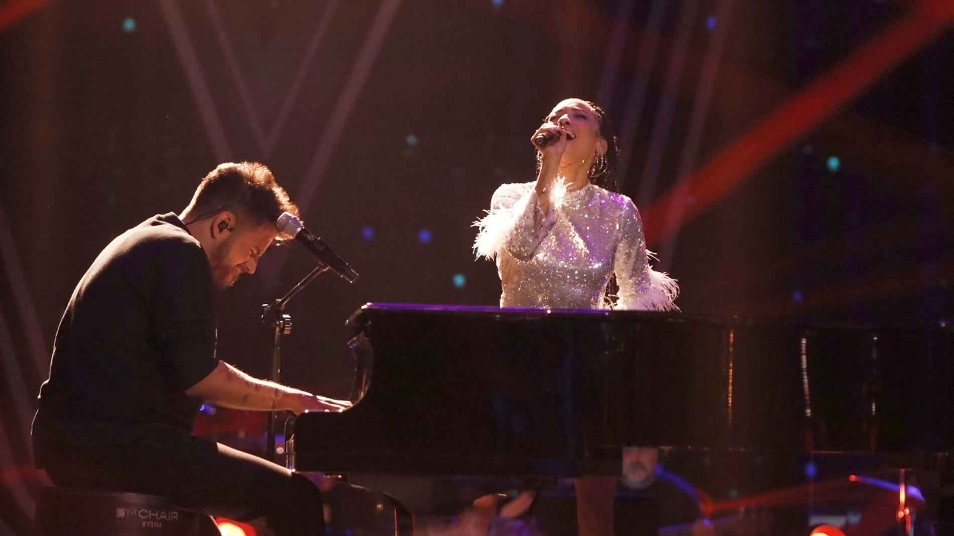 Pablo López y Karina Pasian cantan ‘La niña de la linterna’ en la Gran Final de ‘La Voz’ 